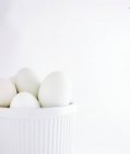 Ovos de galinha branca na tigela — Fotografia de Stock