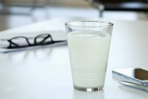 Verre de lait de soja — Photo de stock