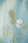 Склянка вівсяного молока — стокове фото