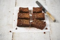 Brownies al cioccolato fresco che servono — Foto stock