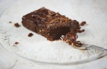 Servicio de brownie de chocolate fresco - foto de stock