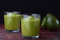 Bicchieri di frullato di avocado — Foto stock