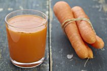 Verre de jus de carotte — Photo de stock