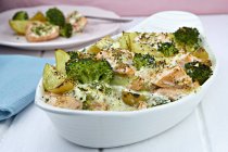 Cuocere il salmone con broccoli — Foto stock