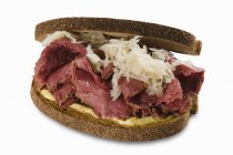 Бутерброд Пастрамі та квашена капуста — стокове фото
