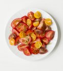 Томатний салат на тарілці — стокове фото