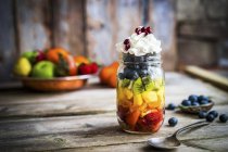 Ensalada de frutas de colores - foto de stock