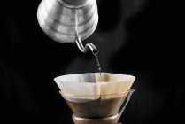 Versando acqua nel caffè filtro — Foto stock