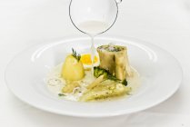 Borscht branco com repolho branco, batatas e ovo na placa branca — Fotografia de Stock