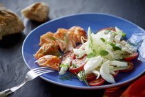 Томатний і кріп салат з лососем — стокове фото
