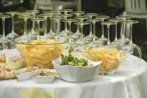 Buffet de aperitivos con vino - foto de stock