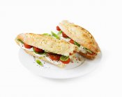 Сэндвичи с базиликом и багетом — стоковое фото