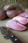 Ganze und halbierte rote Emmalie-Kartoffeln — Stockfoto