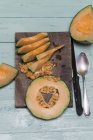 Melon de cantaloup tranché — Photo de stock