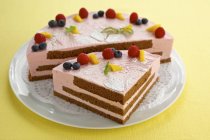 Gâteau à la crème sur assiette — Photo de stock