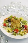 Форель лазанья с летним салатом на тарелке — стоковое фото