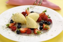 Vanillemousse mit frischen Beeren — Stockfoto