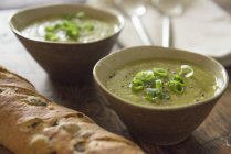Спаржевий суп з цибулею — стокове фото