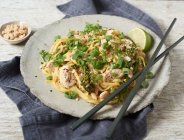 Pad Thai noodles with chicken — Stock Photo