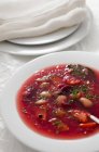 Польский свекольный суп на белой тарелке — стоковое фото