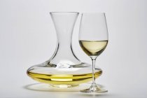 Carafe de verre et un verre de vin blanc — Photo de stock
