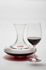 Carafe et un verre de vin rouge — Photo de stock