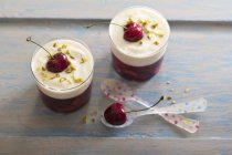Dessert di ciliegie con crema — Foto stock
