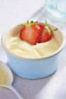 Closeup view of vanilla sauce with fresh strawberries — Stock Photo