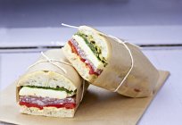 Sandwiches italianos en papel - foto de stock