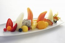 Ensalada de frutas en plato - foto de stock