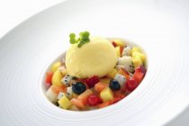 Fruit salad with vanilla ice cream — Stock Photo