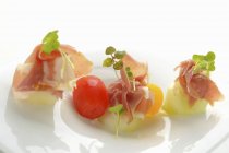 Palle di melone con prosciutto di Parma — Foto stock