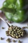 Peppercorns verdes secos - foto de stock