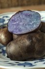 Приготовлені Айдахо синій картоплі на тарілку — стокове фото