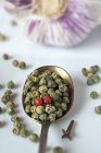 Green and pink peppercorns — Stock Photo