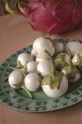 Білий тайський баклажани на тарілку — стокове фото