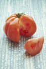 Свіжий нарізаний червоний помідор — стокове фото
