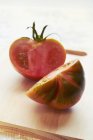 Свіжий половинний томат реліквії — стокове фото