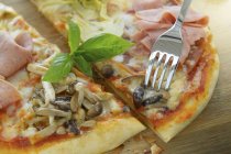 Pizza mit Putenwurst — Stockfoto
