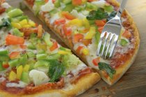 Gemüsepizza an Bord — Stockfoto