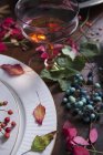 Nahaufnahme eines Glases Sherry und Beeren auf einem herbstlichen Tisch — Stockfoto