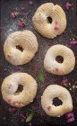 Vista dall'alto degli anelli di pasta choux con ripieno di crema di burro — Foto stock