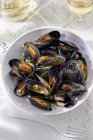 Mussels with herbs and wine — Stock Photo