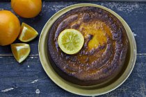 Апельсиновый пирог на тарелке — стоковое фото