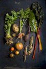 Vue de dessus de divers légumes frais sur une surface sombre — Photo de stock