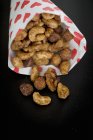 Жареные орехи в бумажном пакете — стоковое фото