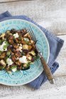 Салат с баклажанами и петрушкой — стоковое фото