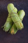 RAW кукурудзяні качани — стокове фото