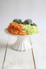 Натерті овочі на підставці для торта — стокове фото