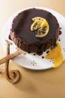 Шоколад і апельсиновий торт — стокове фото